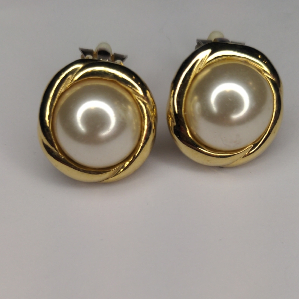 3/$15 Vintage 70s Faux Pearl Earrings Gold Tone Round Wedding Bridal Clip-on